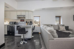 Spacious Loft with Jacuzzi & Free Parking